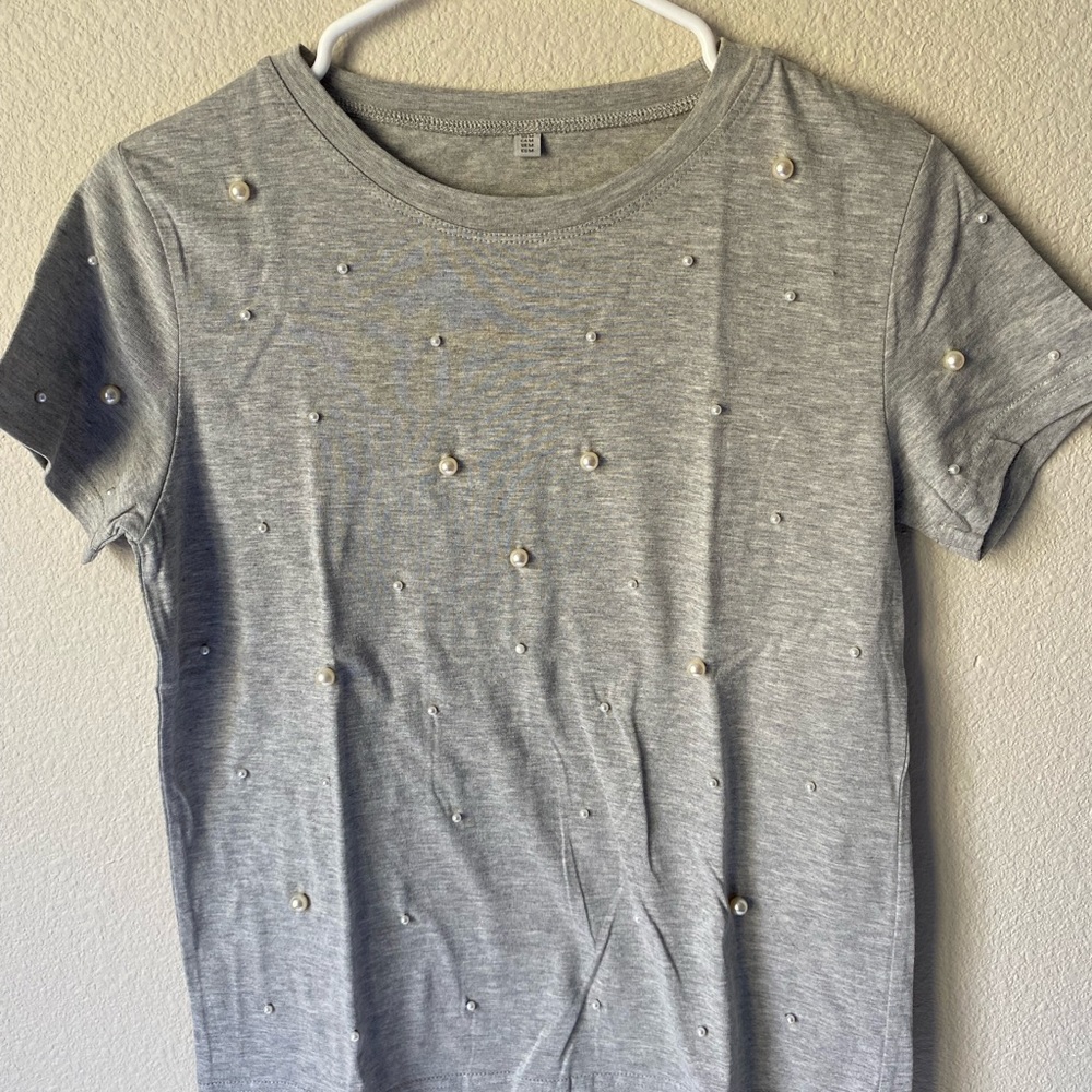 Grey shirt with pearls